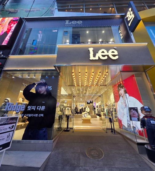 Lee 플래그십 스토어 외부 전경